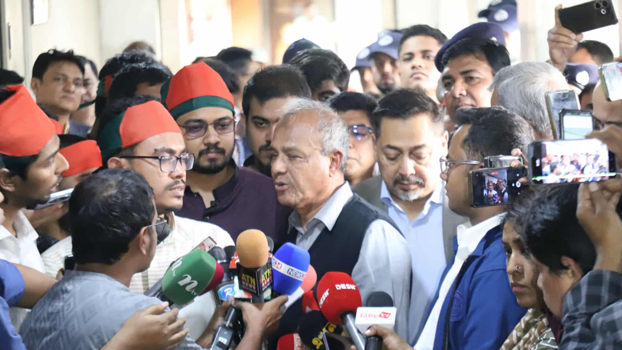 ওসমান হাদির হত্যাচেষ্টাকারীদের প্রসঙ্গে যা বললেন স্বরাষ্ট্র উপদেষ্টা